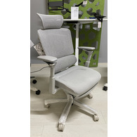 Ергономічне крісло GTChair Open-F White з підставкою для ніг Зображення
