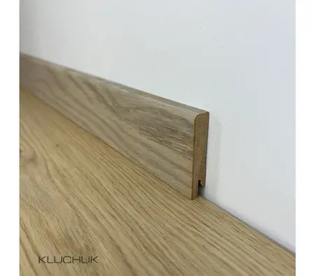 Плінтус МДФ шпонований Kluchuk Дуб срібний 80х12х2000 мм MDF-D8004 Зображення